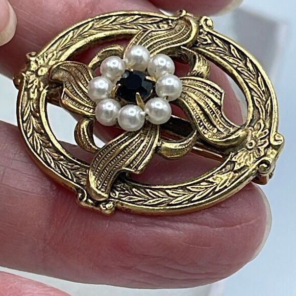 Vintage faux pearl ornate oval brooch. - Picture 3 of 6